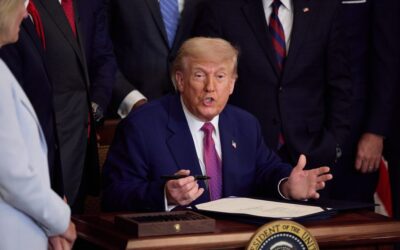 California demanda a Trump por revertir el veto de vehículos de gasolina en el estado