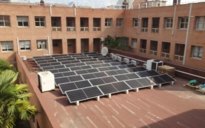 Instalan placas fotovoltaicas para mejorar la eficiencia energética y reducir la huella de carbono de edificios de Educación