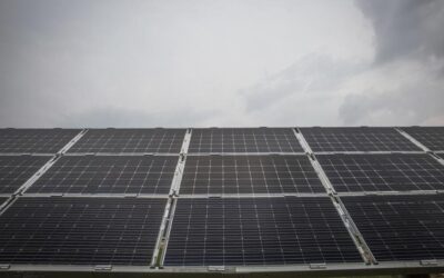 Desarrollan un dispositivo que genera electricidad del sol y la lluvia de forma simultánea