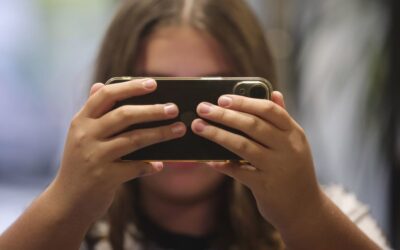 Una revisión de estudios relaciona el uso de pantallas con problemas mentales y sociales