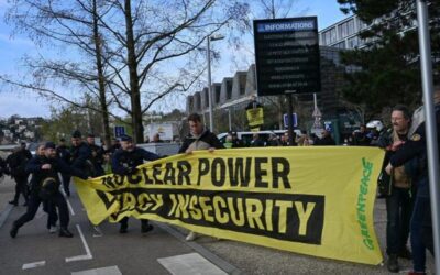 Dos activistas de Greenpeace irrumpen en la segunda Cumbre Mundial de la Energía Nuclear