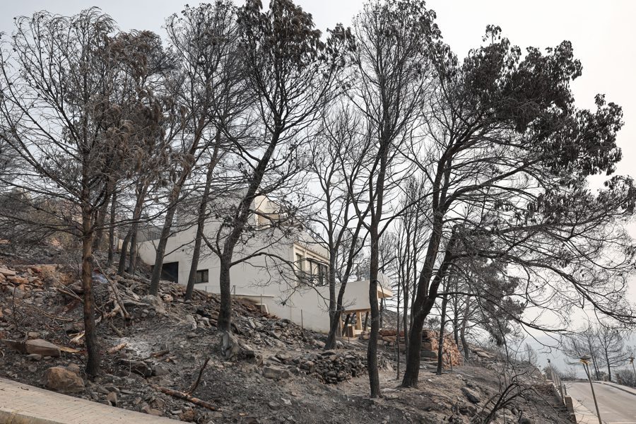 El incendio de la Vall d’Uixó avanza descontrolado tras quemar 4.300 hectáreas