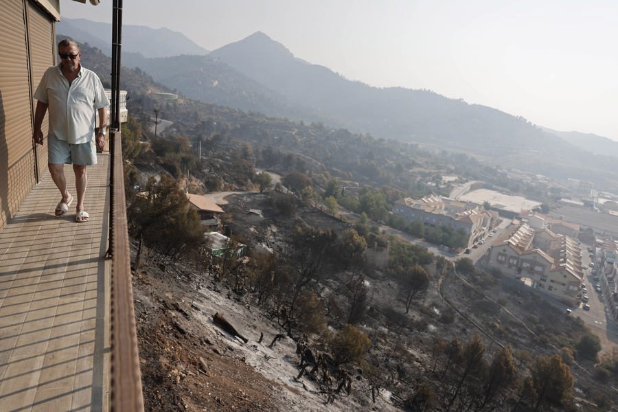 El incendio de la Vall d’Uixó sigue sin control tras quemar 8.500 hectáreas