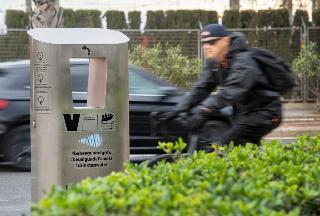 Las fuentes PUSDAR dispensarán en Valencia más de 136.000 litros de agua fría este verano y evitarán cerca de 6.000 botellas de plástico